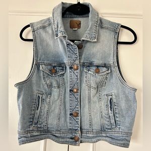 American eagle stretch denim button down vest with pockets. Size L.